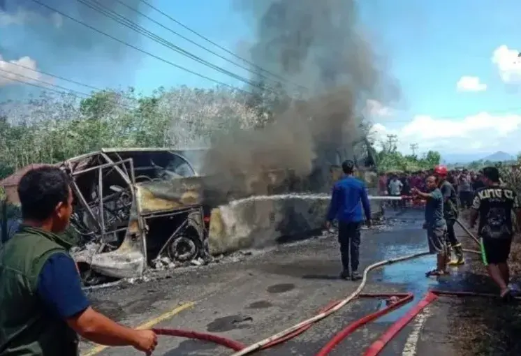 Petugas mengevakuasi korban tabrakan maut bus ALS dan truk tangki yang terbakar di Jalan Lintas Sumatera, Muratara, Sumatera Selatan. (Posnews/Ist)