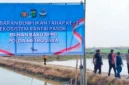 Direktur Polairud Polda Metro Jaya Kombes Pol Mustofa bersama warga menebar 300 ribu benih udang windu di tambak kawasan Muaragembong, Kabupaten Bekasi, untuk mendukung ketahanan pangan dan ekonomi pesisir. (Posnews/Ist)