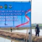 Direktur Polairud Polda Metro Jaya Kombes Pol Mustofa bersama warga menebar 300 ribu benih udang windu di tambak kawasan Muaragembong, Kabupaten Bekasi, untuk mendukung ketahanan pangan dan ekonomi pesisir. (Posnews/Ist)