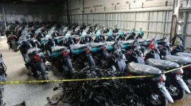 Polda Metro Jaya membongkar praktik ekspor motor ilegal berskala besar di sebuah gudang di Jalan Kemandoran VIII, Kebayoran Lama, Jakarta Selatan, DKI Jakarta, Indonesia. (Posnews/Ist)