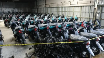 Polda Metro Jaya membongkar praktik ekspor motor ilegal berskala besar di sebuah gudang di Jalan Kemandoran VIII, Kebayoran Lama, Jakarta Selatan, DKI Jakarta, Indonesia. (Posnews/Ist)