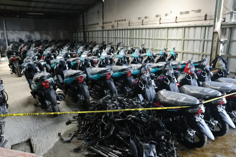 Polda Metro Jaya membongkar praktik ekspor motor ilegal berskala besar di sebuah gudang di Jalan Kemandoran VIII, Kebayoran Lama, Jakarta Selatan, DKI Jakarta, Indonesia. (Posnews/Ist)