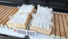 Polisi menunjukkan ratusan botol merkuri yang disita dari kontainer di Pelabuhan Tanjung Priok, Jakarta Utara. (Posnews/Ist)