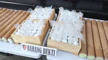 Polisi menunjukkan ratusan botol merkuri yang disita dari kontainer di Pelabuhan Tanjung Priok, Jakarta Utara. (Posnews/Ist)