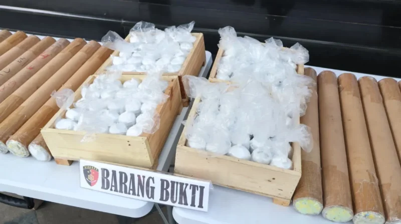 Polisi menunjukkan ratusan botol merkuri yang disita dari kontainer di Pelabuhan Tanjung Priok, Jakarta Utara. (Posnews/Ist)