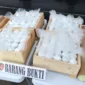 Polisi menunjukkan ratusan botol merkuri yang disita dari kontainer di Pelabuhan Tanjung Priok, Jakarta Utara. (Posnews/Ist)