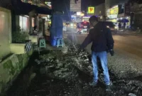 Polisi melakukan olah TKP di lokasi pengeroyokan brutal yang menewaskan seorang pria di Pool Bus MGI Sukabumi. (Posnews/Ist)