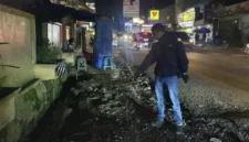 Polisi melakukan olah TKP di lokasi pengeroyokan brutal yang menewaskan seorang pria di Pool Bus MGI Sukabumi. (Posnews/Ist)