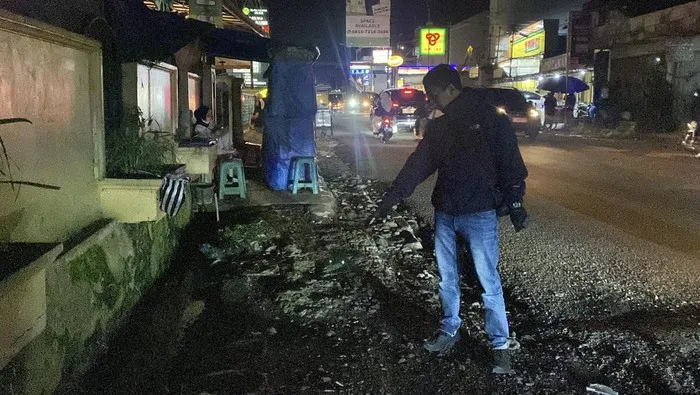 Polisi melakukan olah TKP di lokasi pengeroyokan brutal yang menewaskan seorang pria di Pool Bus MGI Sukabumi. (Posnews/Ist)