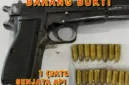 Polisi menunjukkan barang bukti pistol ilegal dan amunisi aktif hasil penggerebekan di Musi Banyuasin. (Posnews/Ist)