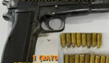 Polisi menunjukkan barang bukti pistol ilegal dan amunisi aktif hasil penggerebekan di Musi Banyuasin. (Posnews/Ist)