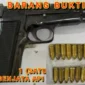 Polisi menunjukkan barang bukti pistol ilegal dan amunisi aktif hasil penggerebekan di Musi Banyuasin. (Posnews/Ist)