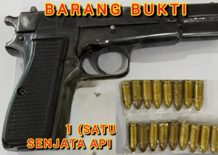 Polisi menunjukkan barang bukti pistol ilegal dan amunisi aktif hasil penggerebekan di Musi Banyuasin. (Posnews/Ist)