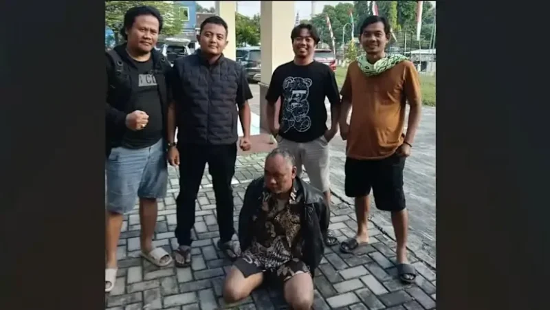 Polisi mengamankan pendiri Pondok Pesantren Tahfidzul Qur'an Ndolo Kusumo di Pati terkait kasus dugaan pelecehan santriwati. (Posnews/Ist)