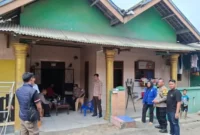 Petugas kepolisian melakukan olah TKP kasus penusukan terhadap seorang PSK di kawasan lokalisasi Kecamatan Panjang, Bandar Lampung, setelah korban ditusuk tamu usai menagih uang kencan. (Posnews/Ist)