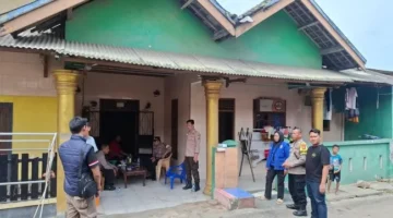 Petugas kepolisian melakukan olah TKP kasus penusukan terhadap seorang PSK di kawasan lokalisasi Kecamatan Panjang, Bandar Lampung, setelah korban ditusuk tamu usai menagih uang kencan. (Posnews/Ist)