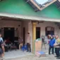 Petugas kepolisian melakukan olah TKP kasus penusukan terhadap seorang PSK di kawasan lokalisasi Kecamatan Panjang, Bandar Lampung, setelah korban ditusuk tamu usai menagih uang kencan. (Posnews/Ist)