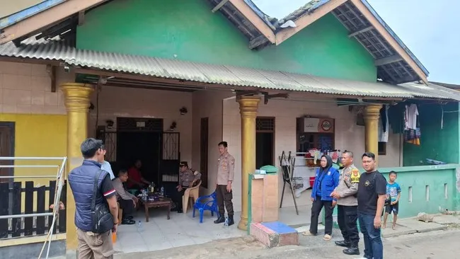 Petugas kepolisian melakukan olah TKP kasus penusukan terhadap seorang PSK di kawasan lokalisasi Kecamatan Panjang, Bandar Lampung, setelah korban ditusuk tamu usai menagih uang kencan. (Posnews/Ist)
