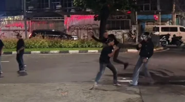 Polisi mengamankan dua pelaku pengeroyokan viral di depan SPBU Bungur, Kemayoran, Jakarta Pusat. (Posnews/Sosmed)