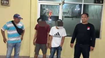 Polisi menunjukkan dua pelaku pencopetan WNA Belanda yang ditangkap di Palmerah setelah beraksi di kawasan Stasiun Tanah Abang, Jakarta Pusat. (Posnews/Ist)