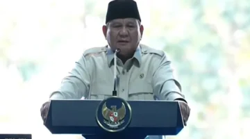 Presiden Prabowo Subianto menghadiri panen raya jagung serentak di Tuban sambil memuji kinerja Listyo Sigit Prabowo dan peran Kepolisian Negara Republik Indonesia dalam ketahanan pangan nasional. (Posnews/Ist)