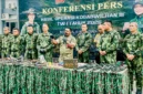 Prajurit TNI menunjukkan senjata api dan amunisi hasil sitaan dari kelompok TPNPB-OPM di Papua. (Posnews/Ist)