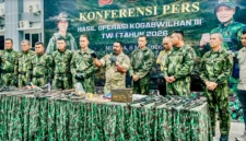 Prajurit TNI menunjukkan senjata api dan amunisi hasil sitaan dari kelompok TPNPB-OPM di Papua. (Posnews/Ist)