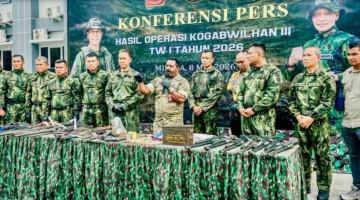 Prajurit TNI menunjukkan senjata api dan amunisi hasil sitaan dari kelompok TPNPB-OPM di Papua. (Posnews/Ist)