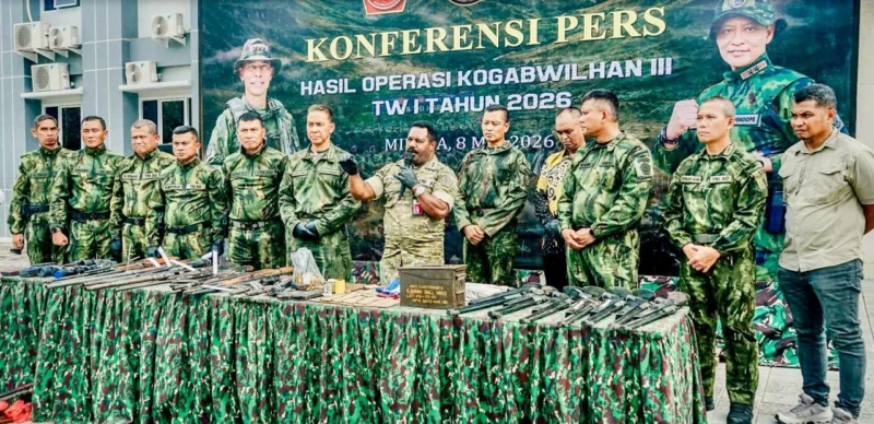 Prajurit TNI menunjukkan senjata api dan amunisi hasil sitaan dari kelompok TPNPB-OPM di Papua. (Posnews/Ist)