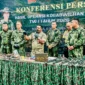 Prajurit TNI menunjukkan senjata api dan amunisi hasil sitaan dari kelompok TPNPB-OPM di Papua. (Posnews/Ist)