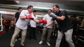Gubernur DKI Jakarta Pramono Anung meresmikan arena ring tinju di kolong Flyover Pasar Rebo, Jakarta Timur, sebagai fasilitas olahraga untuk anak muda guna menekan aksi tawuran. (Posnews/Ist)