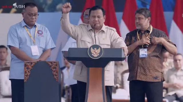 Presiden Prabowo Subianto menyampaikan pidato di peringatan May Day 2026 di Monas Jakarta disambut ribuan buruh. (Posnews/Ist)