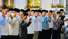 Presiden Prabowo Subianto melaksanakan Salat Idul Adha 1447 H di Wisma Indonesia Paris dan bersilaturahmi dengan diaspora Indonesia. (Posnews/Biro Pers)