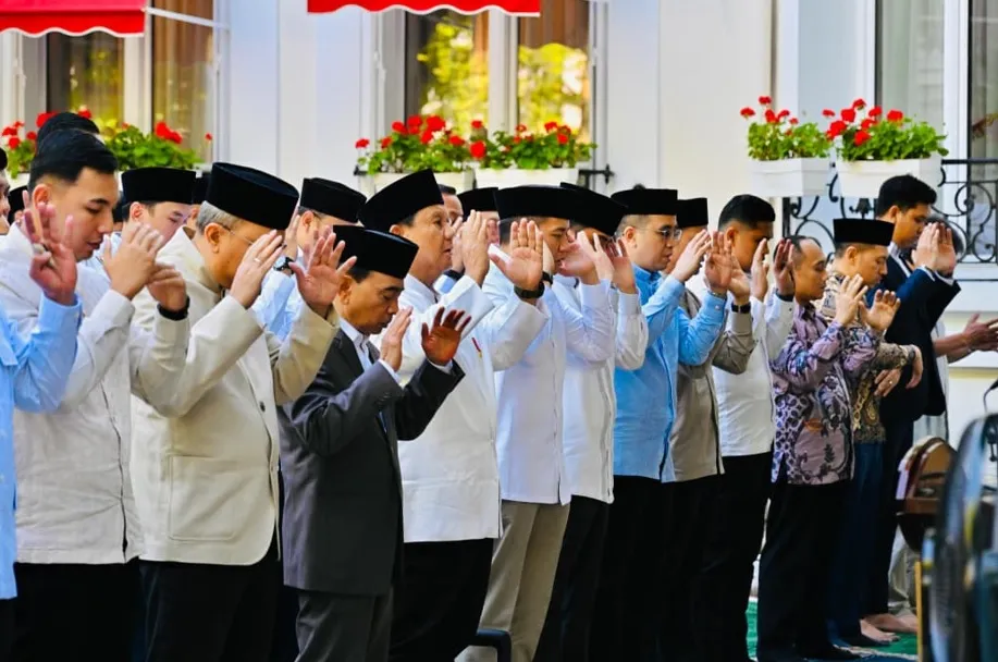 Presiden Prabowo Subianto melaksanakan Salat Idul Adha 1447 H di Wisma Indonesia Paris dan bersilaturahmi dengan diaspora Indonesia. (Posnews/Biro Pers)