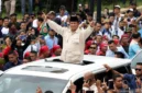 Presiden Prabowo Subianto berdiri di atas mobil Maung Garuda RI-1 menyapa ribuan buruh di Monas saat peringatan May Day 2026. (Posnews/ist)