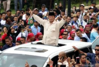 Presiden Prabowo Subianto berdiri di atas mobil Maung Garuda RI-1 menyapa ribuan buruh di Monas saat peringatan May Day 2026. (Posnews/ist)