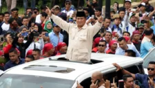 Presiden Prabowo Subianto berdiri di atas mobil Maung Garuda RI-1 menyapa ribuan buruh di Monas saat peringatan May Day 2026. (Posnews/ist)