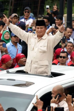 Prabowo Tiba di Monas Naik Maung, Joget Bareng Buruh di May Day 2026