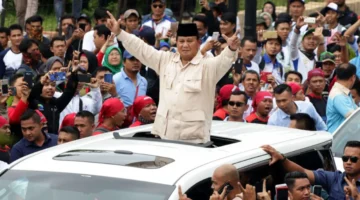 Presiden Prabowo Subianto berdiri di atas mobil Maung Garuda RI-1 menyapa ribuan buruh di Monas saat peringatan May Day 2026. (Posnews/ist)