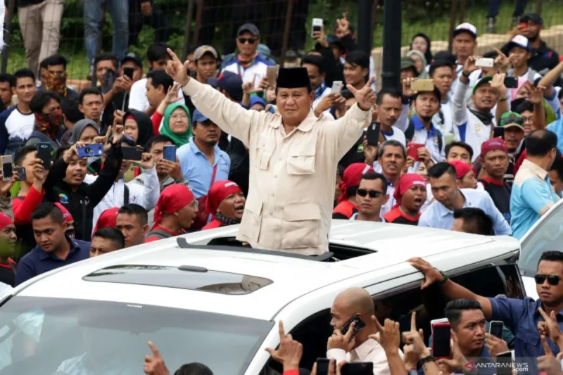Presiden Prabowo Subianto berdiri di atas mobil Maung Garuda RI-1 menyapa ribuan buruh di Monas saat peringatan May Day 2026. (Posnews/ist)