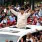 Presiden Prabowo Subianto berdiri di atas mobil Maung Garuda RI-1 menyapa ribuan buruh di Monas saat peringatan May Day 2026. (Posnews/ist)