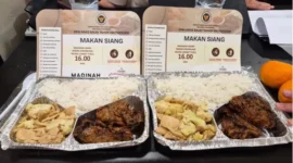 Produk makanan siap saji khas Indonesia untuk kebutuhan jamaah haji diperiksa sebelum didistribusikan di Arab Saudi. (Posnews/Ist)