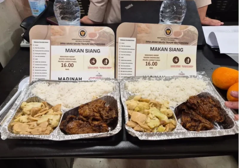 Produk makanan siap saji khas Indonesia untuk kebutuhan jamaah haji diperiksa sebelum didistribusikan di Arab Saudi. (Posnews/Ist)
