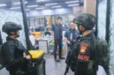 Ratusan WNA terduga sindikat judi online internasional saat diamankan polisi di Hayam Wuruk Plaza Tower Jakarta Barat. (Posnews/Ist)
