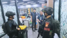 Ratusan WNA terduga sindikat judi online internasional saat diamankan polisi di Hayam Wuruk Plaza Tower Jakarta Barat. (Posnews/Ist)