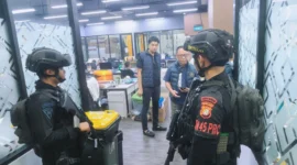 Ratusan WNA terduga sindikat judi online internasional saat diamankan polisi di Hayam Wuruk Plaza Tower Jakarta Barat. (Posnews/Ist)