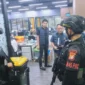 Ratusan WNA terduga sindikat judi online internasional saat diamankan polisi di Hayam Wuruk Plaza Tower Jakarta Barat. (Posnews/Ist)