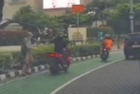 Rekaman aksi penjambretan terhadap warga negara Italia di kawasan Bundaran HI, Jakarta Pusat. (Posnews/Instagram)