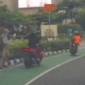 Rekaman aksi penjambretan terhadap warga negara Italia di kawasan Bundaran HI, Jakarta Pusat. (Posnews/Instagram)