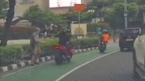 Rekaman aksi penjambretan terhadap warga negara Italia di kawasan Bundaran HI, Jakarta Pusat. (Posnews/Instagram)